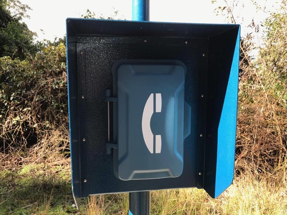 Kotak panggilan Roadside SOS. Roadside SOS call box.